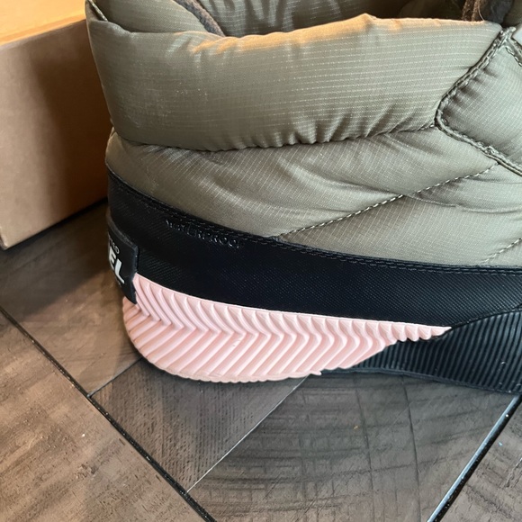 Sorel size 10 boots - Picture 3 of 3